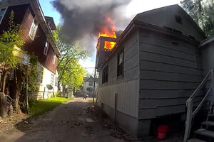 Polícia resgata bebé lançado pela janela durante incêndio em prédio no Michigan