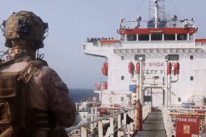 EUA abordam petroleiro iraniano suspeito de tentar violar bloqueio naval no Golfo de Omã  