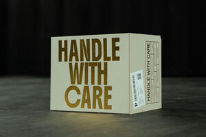 "Handle With Care" do coletivo belga Ontroerend Goed questiona o cuidado mútuo num exercício sem estrutura
