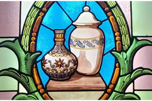 Vitral com vasos decorativos em estilo clássico