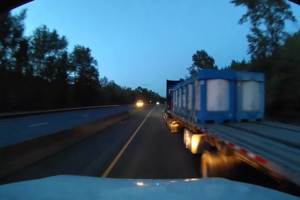 Imagens mostram camião-cisterna a capotar após colisão com veículo pesado em autoestrada nos EUA