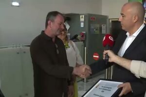 Carlos Rodrigues distingue como ‘Herói CM’ padeiro que salvou crianças francesas abandonadas pela mãe