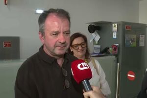 “Não fiz mais do que tinha de fazer”: Padeiro que salvou crianças abandonadas emociona-se ao falar do momento