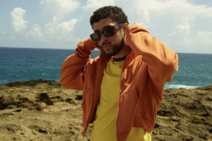 A coleção de Bad Bunny tem peças que vão de coordenados a acessórios