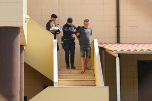 Padrasto de meninos franceses 'descompensado' e aos murros na cela da GNR
