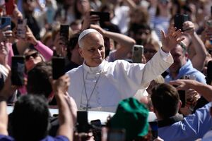 Leão XIV na Praça de São Pedro, no Vaticano