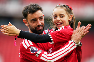 Bruno Fernandes comemora com a filha