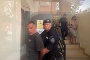 O momento em que casal francês sai do tribunal de Setúbal depois de lhes ser decretada prisão preventiva