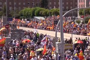 Milhares protestam em Madrid contra Pedro Sánchez e casos de corrupção