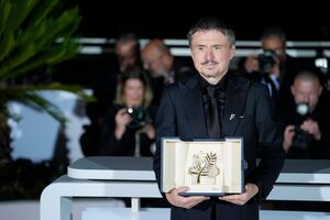 Cristian Mungiu recebe a Palma de Ouro em Cannes pelo filme "Fjord"