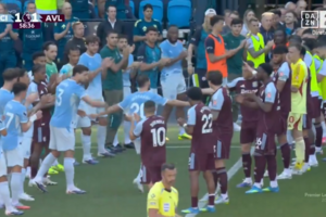 Bernardo Silva sai em lágrimas, com ovação no jogo entre o Manchester City e o Aston Villa