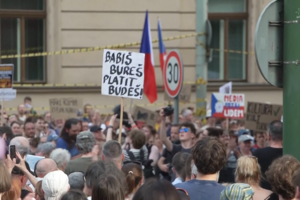 Protestos em Praga contra plano do governo para alterar financiamento dos media públicos
