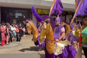 Cores e música marcam desfile de carnaval de festival britânico em Luton