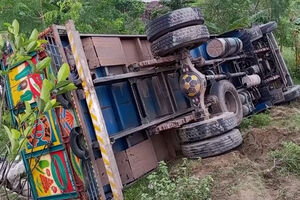 15 mortos após condutor de camião perder controlo e capotar em estrada no Bangladesh