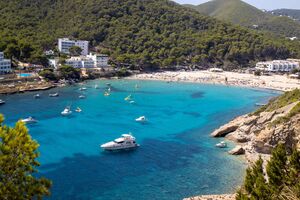 A praia de Cala Llonga, uma pequena enseada na ilha de Ibiza, ideal para quem procura tranquilidade