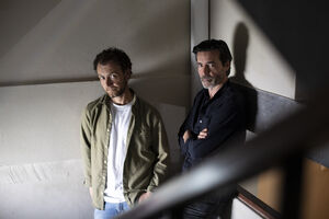 Os atores Miguel Freire e Hugo Nicolau, que fazem de inspetores Ricardo Paiva e João Carlos, respetivamente.  Fotografados nas escadas do prédio dos Olivais 