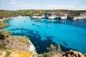 A praia de Cala Macarella, em Menorca, é famosa pelas águas azul-turquesa