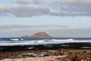 Vista da Isla de Lobos a partir da costa vulcânica de Corralejo, em Fuerteventura, 