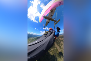 O momento em que avioneta colide com parapente em pleno voo na Áustria