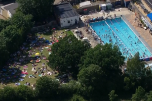 Londres sob onda de calor recorde: imagens aéreas mostram multidões a aproveitar piscinas, rios e espaços verdes na cidade
