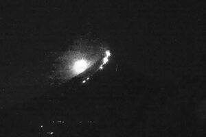 Meteoro atravessa céu nas Filipinas e cria espetáculo de luzes