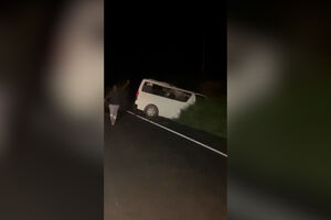  
Carrinha embate contra elefante perto de parque nacional e faz três mortos no Uganda 