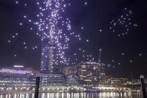 Espetáculo de luzes no céu corre mal e dezenas de drones caem descoordenados durante festival em Sydney