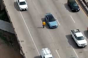 Imagens de drone captam homem a caminhar numa autoestrada no Texas 