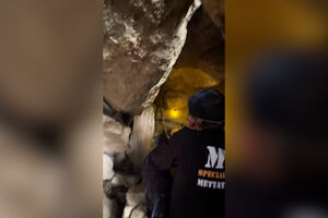 Equipas de resgate correm contra o tempo para salvar sete pessoas presas em gruta inundada em Laos 