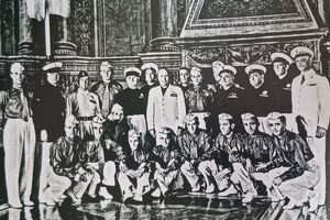 O ditador Benito Mussolini (ao centro) recebeu os campeões italianos em Roma