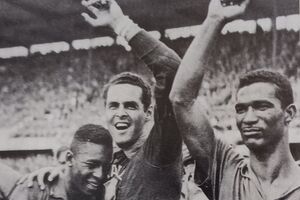 Pelé e outros jogadores festejam após um jogo do Mundial de futebol