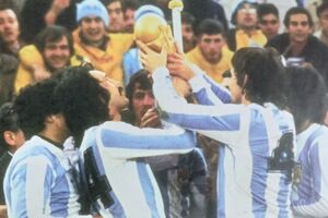 A jogar em casa, a Argentina ganhou o Mundial 78 - Maradona, com 17 anos, acabou por não ser convocado