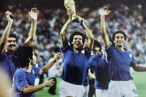 Jogadores italianos celebram a vitória no Mundial de futebol de 1982, em Espanha