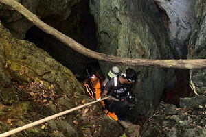 Socorristas encontram cinco das sete pessoas presas numa caverna no Laos