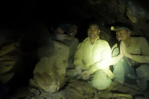 Todos juntos e em lágrimas: o resgaste das cinco pessoas presas em gruta inundada no Laos