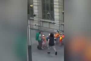 Imagens mostram homem a correr em estação de comboios na Suíça onde quatro pessoas foram esfaqueadas
