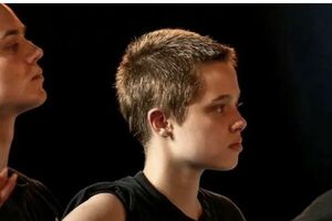 Shiloh, filha de Angelina Jolie e Brad Pitt, dança em videoclips