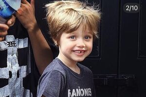 Shiloh, filha de Angelina Jolie, veste t-shirt dos Ramones