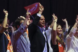 Luís Montenegro vai ser reeleito este sábado