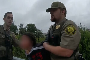‘Bodycam’ capta perseguição e detenção de jovem de 15 anos que fugiu de centro de saúde mental nos EUA