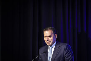 Luís Montenegro vai a votos dentro do partido