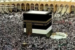Peregrinos muçulmanos concluem a peregrinação anual a Meca com a última volta à Kaaba
