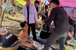 Cinco sobreviventes da gruta inundada no Laos foram resgatados. Duas pessoas estão desaparecidas