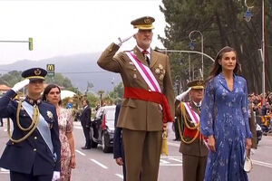 Rei de Espanha participa na parada militar anual do Dia das Forças Armadas