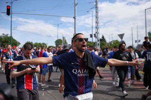 Adeptos do PSG dirigem-se até ao estádio
