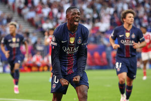 Ousmane Dembélé, do PSG, comemora após marcar um penalti