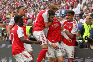 Jogadores do Arsenal comemoram após Kai Havertz marcar o primeiro golo