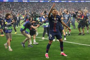 Désiré Doué celebra a vitória do PSG