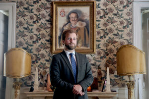 O sucessor da liderança da Casa de Bragança, futuro chefe da Casa Real, posa durante a sessão fotográfica.