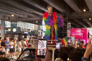 Chuva não trava desfile do Orgulho LGBTQ+ em Bangkok